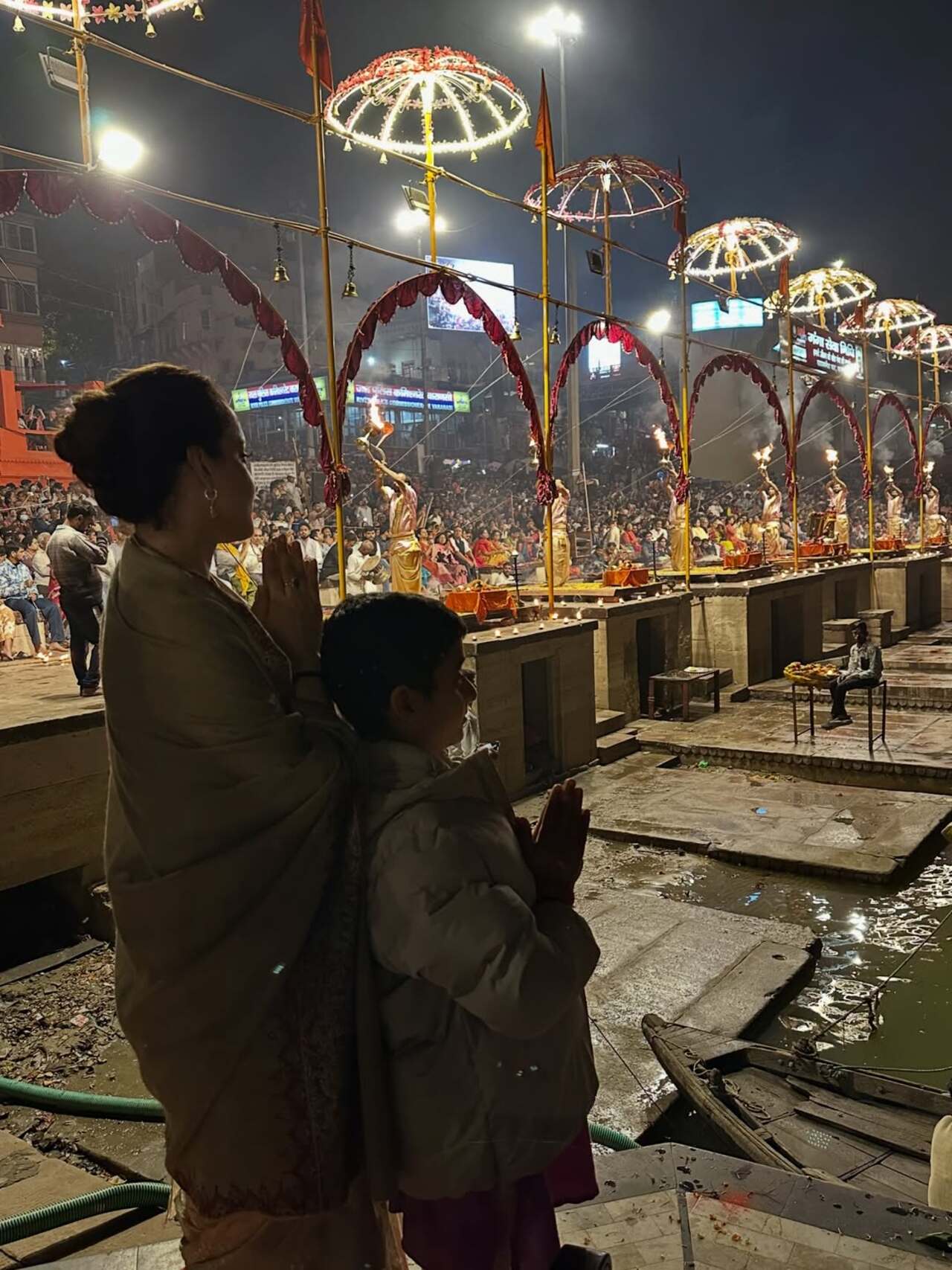 Kangana and her little companion seek blessings of Maa Ganga during the grand aarti