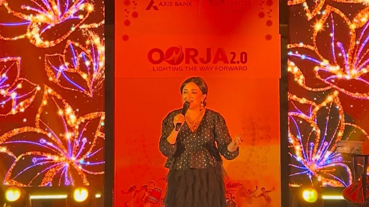 Monali Thakur pays homage to Dharmendra by singing Aap Ki Nazron Ne Samjha