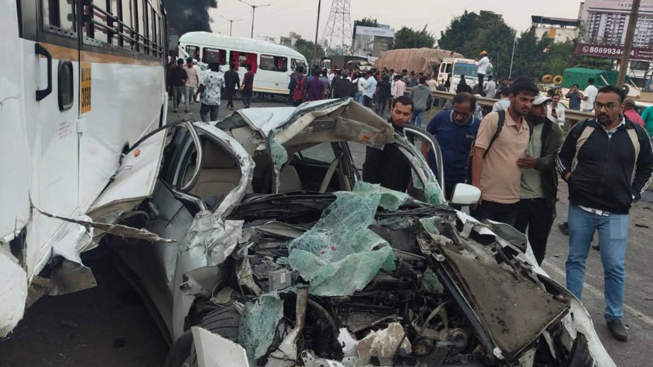 However, eyewitnesses said that several passengers were trapped inside the burning vehicles before the fire brigade arrived