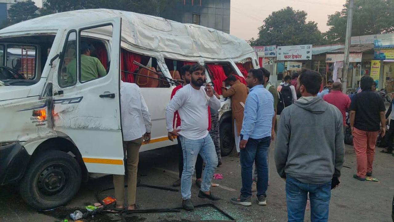 A car was trapped between the two containers, and all the passengers in the car were charred to death. The passengers travelling in a tempo traveller were injured in the accident
