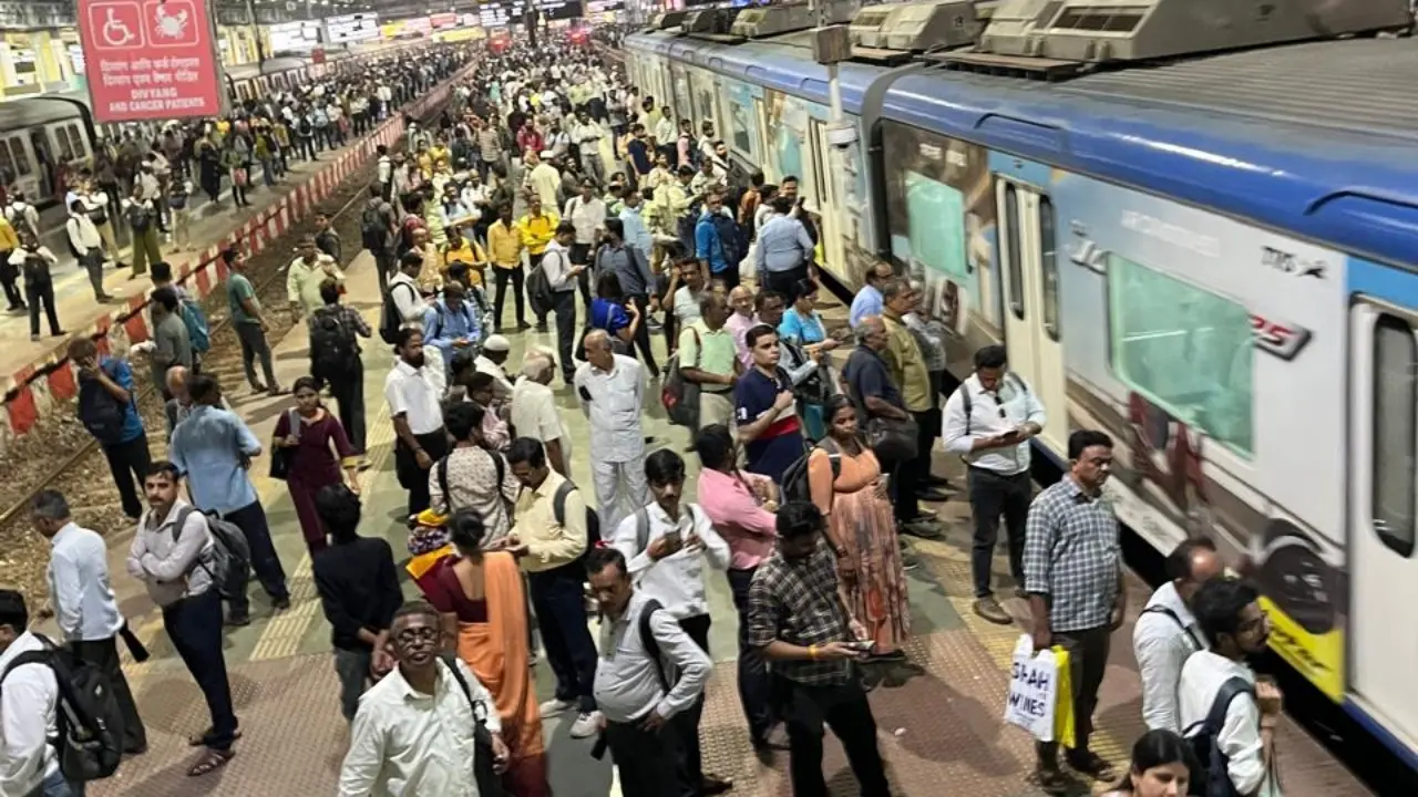 The protest disrupted train services temporarily, sources said. Pic/Ashish Raje