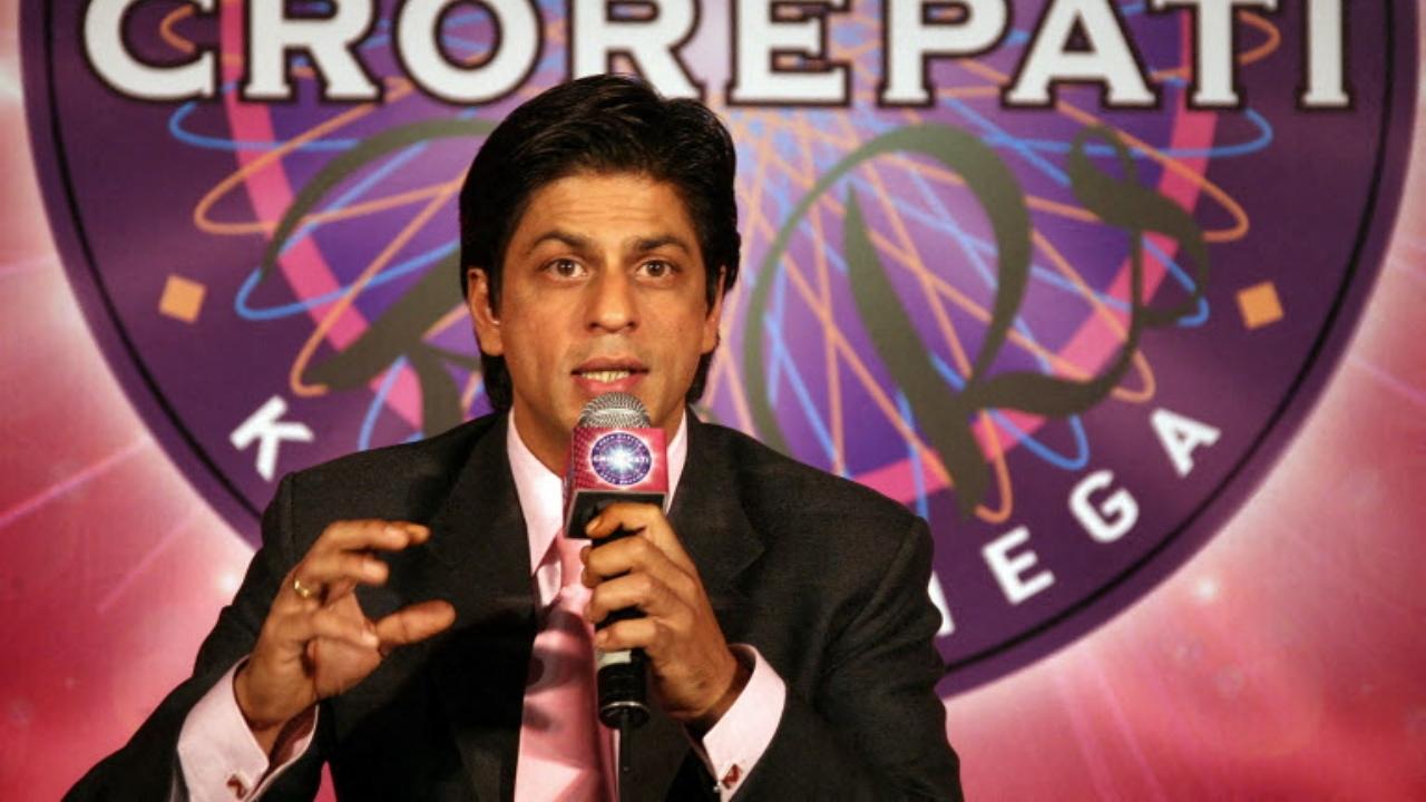 In this Kaun Banega Crorepati look, Shah Rukh Khan sports a neatly styled side-parted haircut which made him look dapper as host.