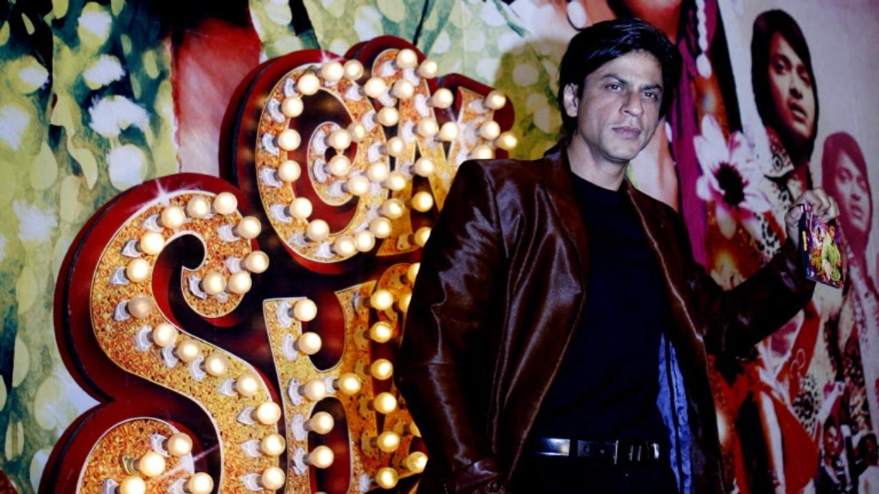 In Om Shanti Om, Shah Rukh Khan sports a layered side-parted hairstyle with medium-length hair. The hairdo gives a casual yet charming retro-Bollywood vibe.