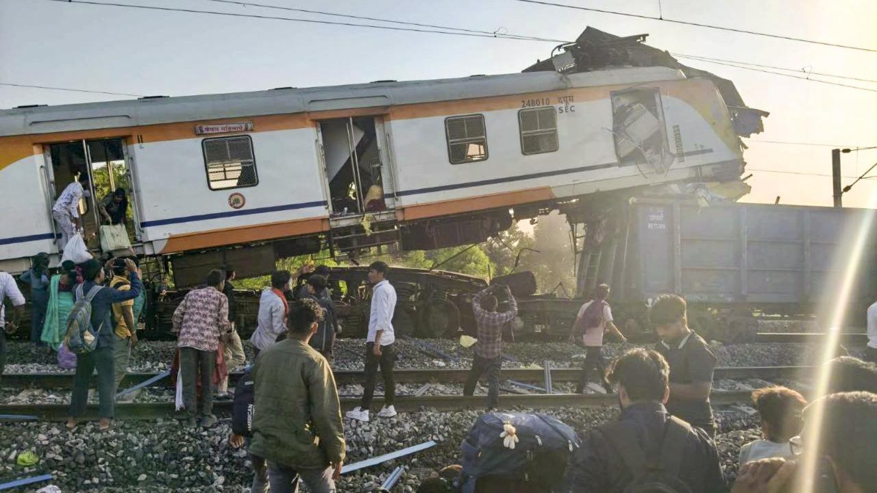 7 dead, 14 injured after two trains collide in Chhattisgarh's Bilaspur The railway authorities have mobilised all resources at the spot. Pic/PTI