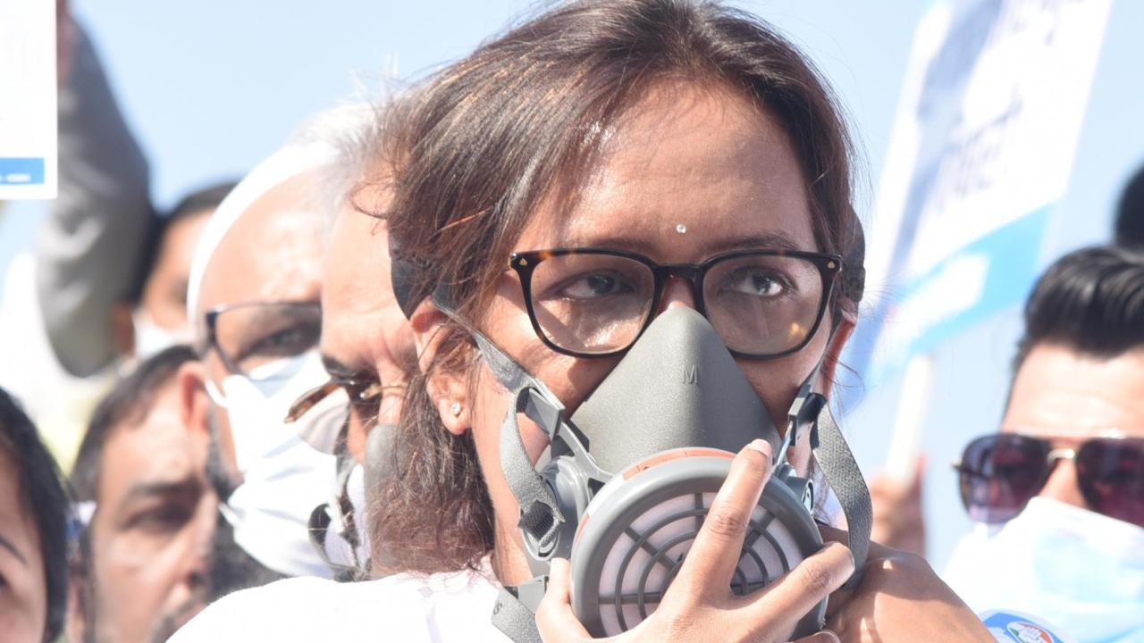 Mumbai Congress announces 10-point plan to combat air pollution in city Mumbai Congress chief Varsha Gaikwad presented the plan at Marine Drive. Pic/x
