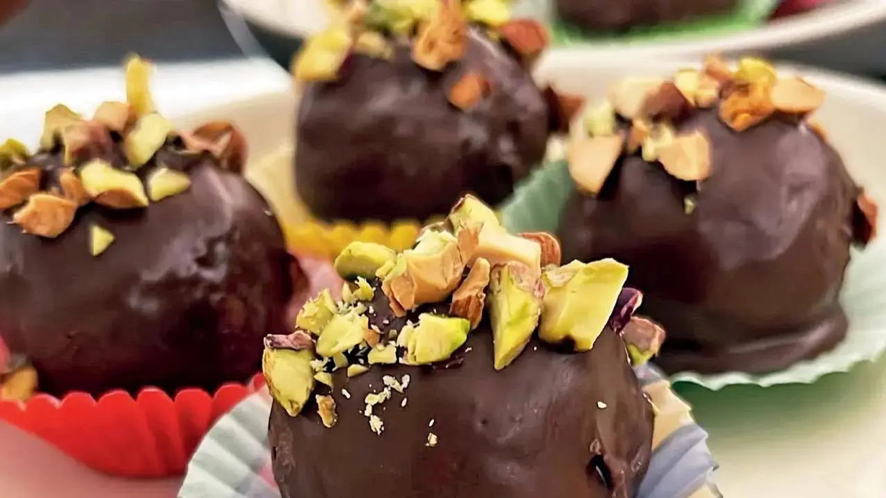 Fresh from the farmThis pioneer of Mumbai’s health-food movement is where organic, rustic charm meets wholesome goodness. Dig into fresh salads, hearty multi-grain sandwiches, and sugar-free treats in a relaxed, deli-style setting. Think almond-flour pizzas, vegan smoothie bowls, and dairy-free desserts. At Farmers Café, Celeste Building, 14th Road, Khar