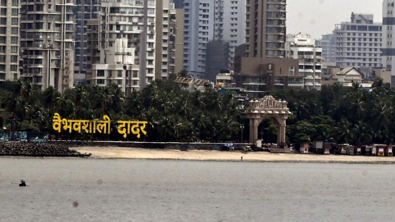At Dadar, residents woke up to a cloudy morning with a noticeable rise in humidity. As the day progressed, the sun broke through briefly, bringing back the heat before clouds once again gathered over the skyline