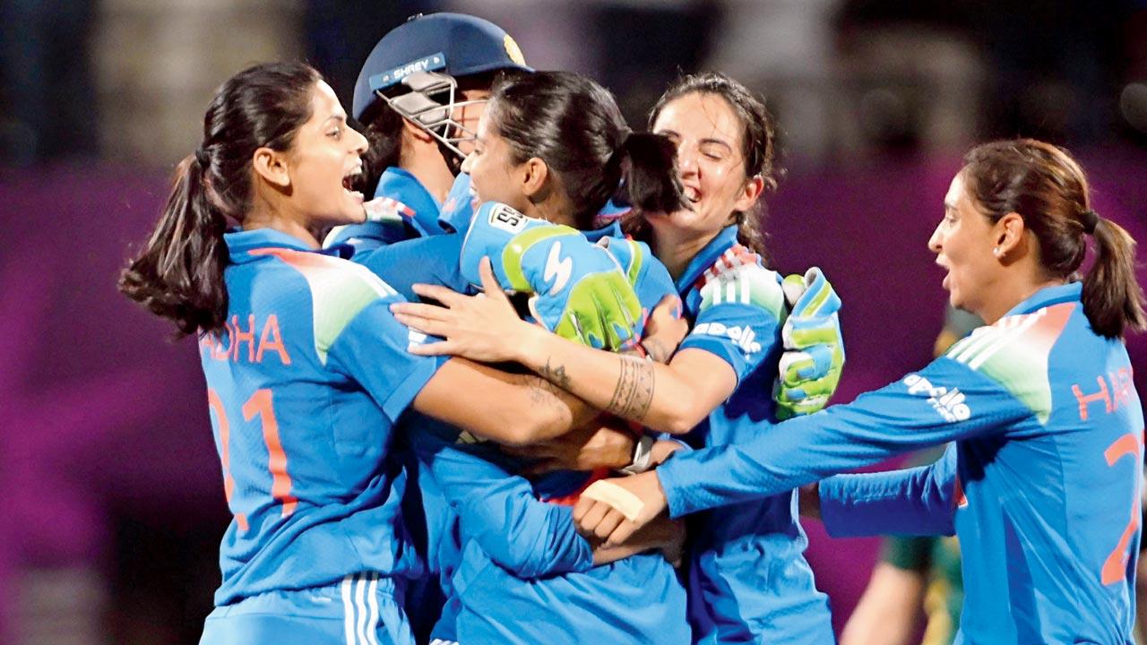 Team India celebrate Amanjot’s catch to dismiss SA’s Laura  Wolvaardt. Pic/Atul Kamble