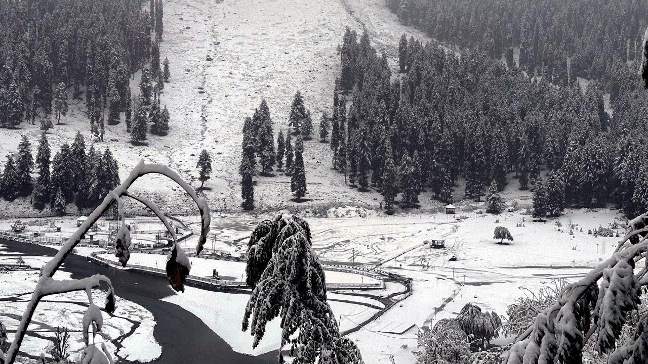 Fresh snowfall blanketed several famous tourist resorts and higher reaches in Kashmir on Tuesday, while the plains were lashed with rains. (Pics/PTI)