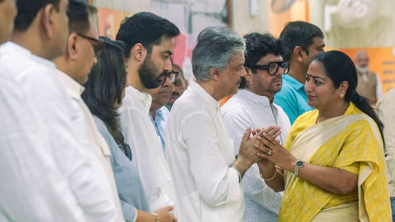 Delhi CM Rekha Gupta interacts with BJP workers as she pays tribute to the mortal remains of party leader VK Malhotra at the Delhi party office.