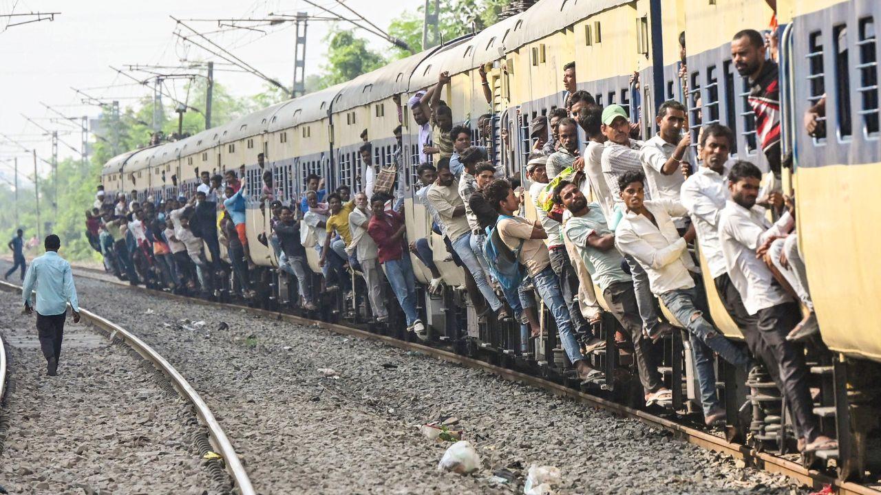 Major rush and chaotic situation was seen on routes towards Uttar Pradesh and Bihar days before Diwali at railway stations ahead of Diwali 2025