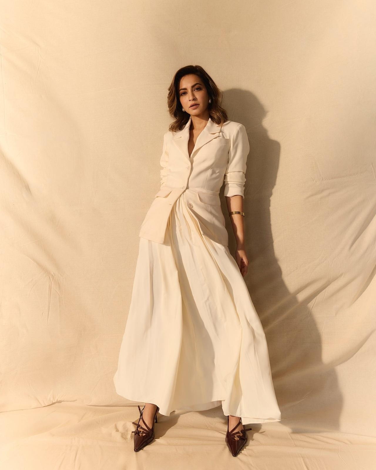 When boardroom meets ballroom! Kriti channels timeless confidence in a tailored cream power suit. Her soft waves and pearl earrings add a vintage charm to the otherwise modern look.