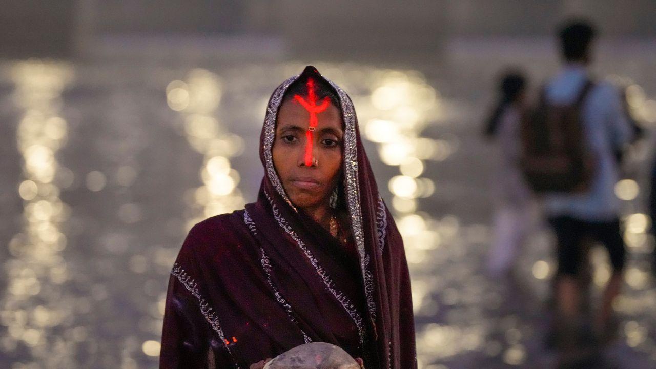 On the occasion of Chhath Puja, Delhi experienced bad air quality with smog all across the skies.