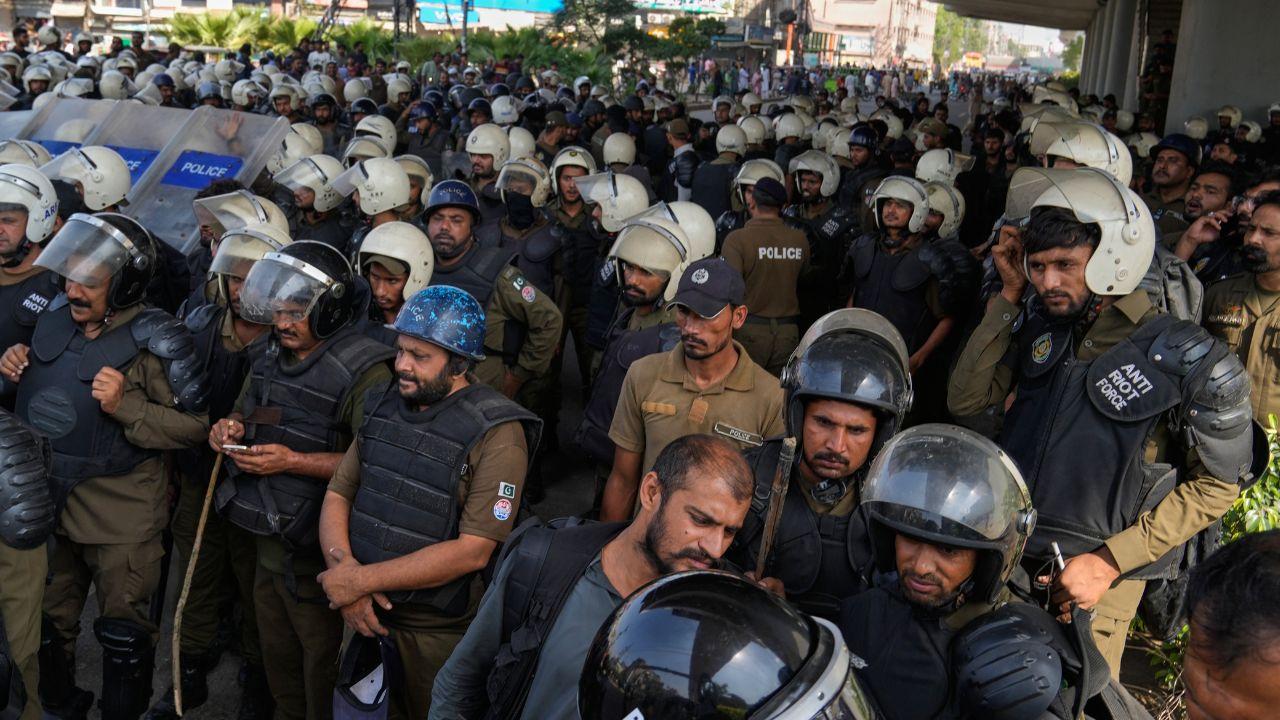 Pak authorities shut roads, mobile internet in Islamabad to block religious grou