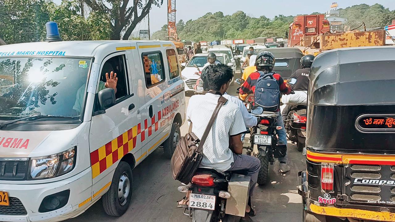 Mumbai-Ahmedabad highway blocked amid heavy traffic; ambulances stuck