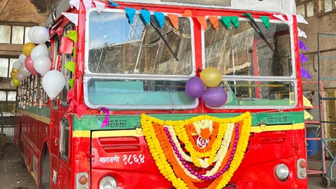 Instead, they gave it a farewell filled with heart, nostalgia, and civic pride. For nearly two hours, members of the group, bus enthusiasts, and BEST’s Malvani engineering staff decorated the bus with flowers, garlands, flags, and balloons. At their request, the engineering team repainted the bus in its original red livery, restoring the dignity of its early days