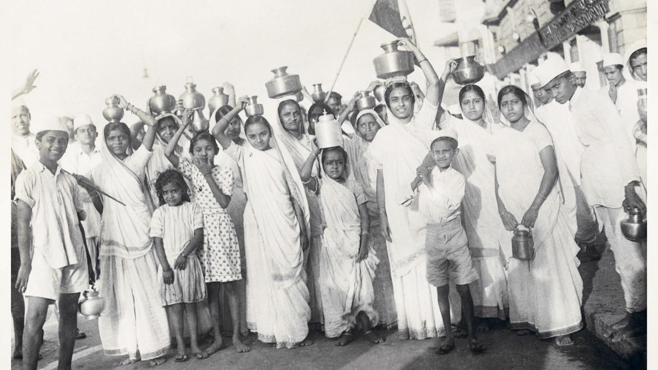 Republished in The Illustrated Weekly of India, 27 April 1930 with caption: ‘Taking Home a Pinch of Salt’: A few of the thousands of salt law breakers who took home vessels full of sea water from Chowpatty to be converted into salt