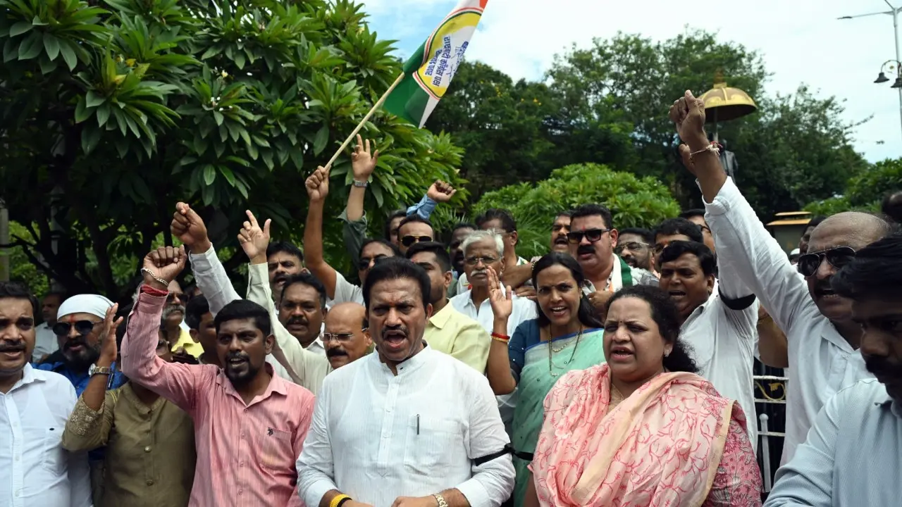 Several protesters gathered at Hutatma Chowk, and some of them later agitated in front of Dr Babasaheb Ambedkar's statue near Mantralaya in south Mumbai. Pics/Sameer Abedi