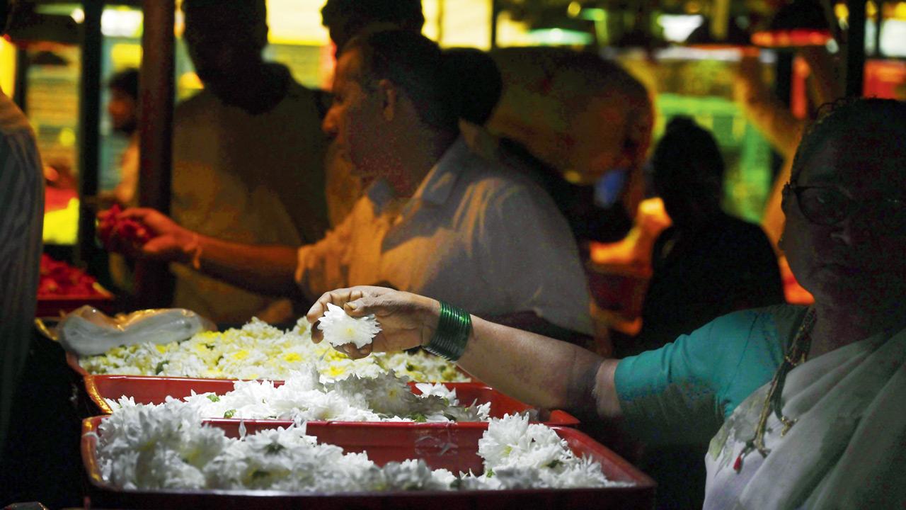 Bulk flower for sale at Dadar market. PICS/Ashish Raje