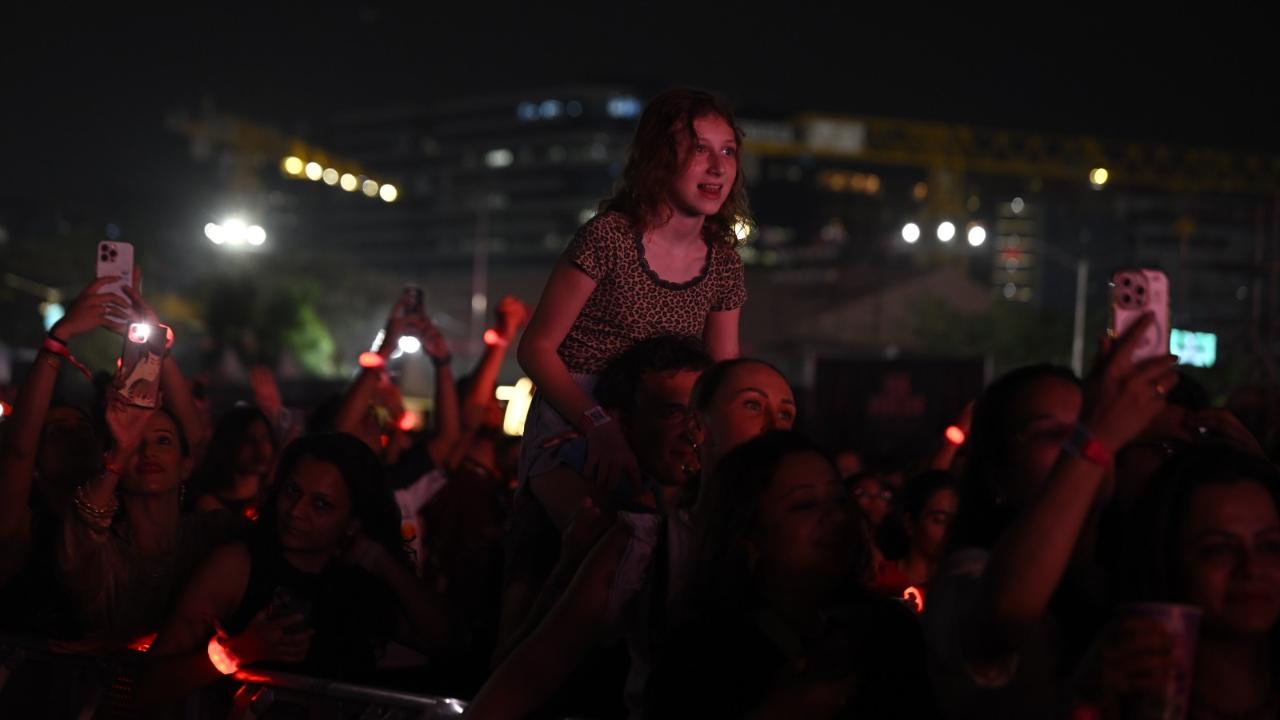 Some fans even got a better look above the rest as they sat on shoulders of their friends and family to get a better look and memories that willl last for a long time