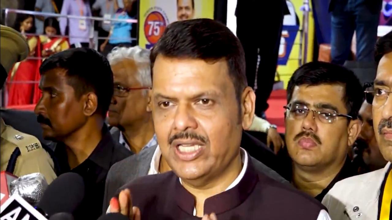 CM Fadnavis critica a Rahul Gandhi por el caso de suicidio del médico de Satara