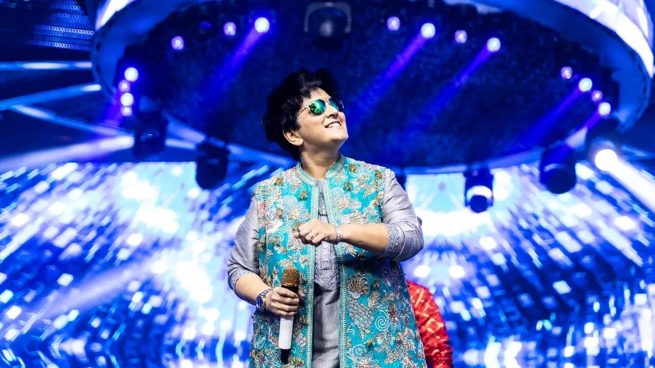 The first day saw Falguni don a radiant embroidered turquoise blue Nehru jacket with a grey kurti to bring the festivities alive