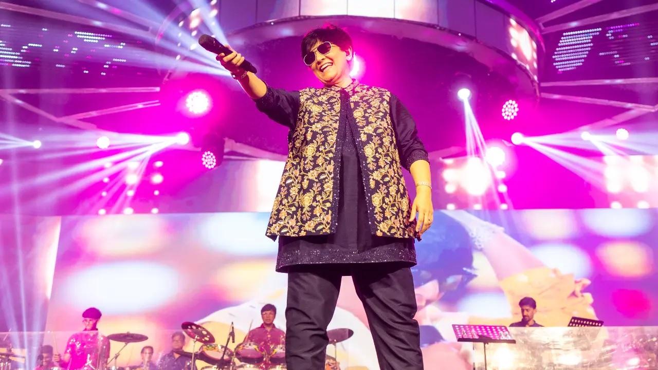 Ending Navratri on a high, she performed in a purple emsembled with gold embroidery, showcasing her love for the season, but leaving people wanting for more