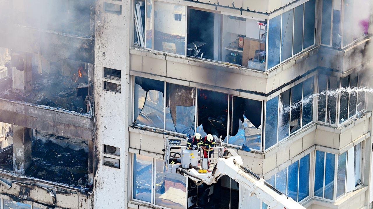 Firefighters douse level-III blaze that broke out in JNS Business Centre in Jogeshwari. Pic/Nimesh Dave