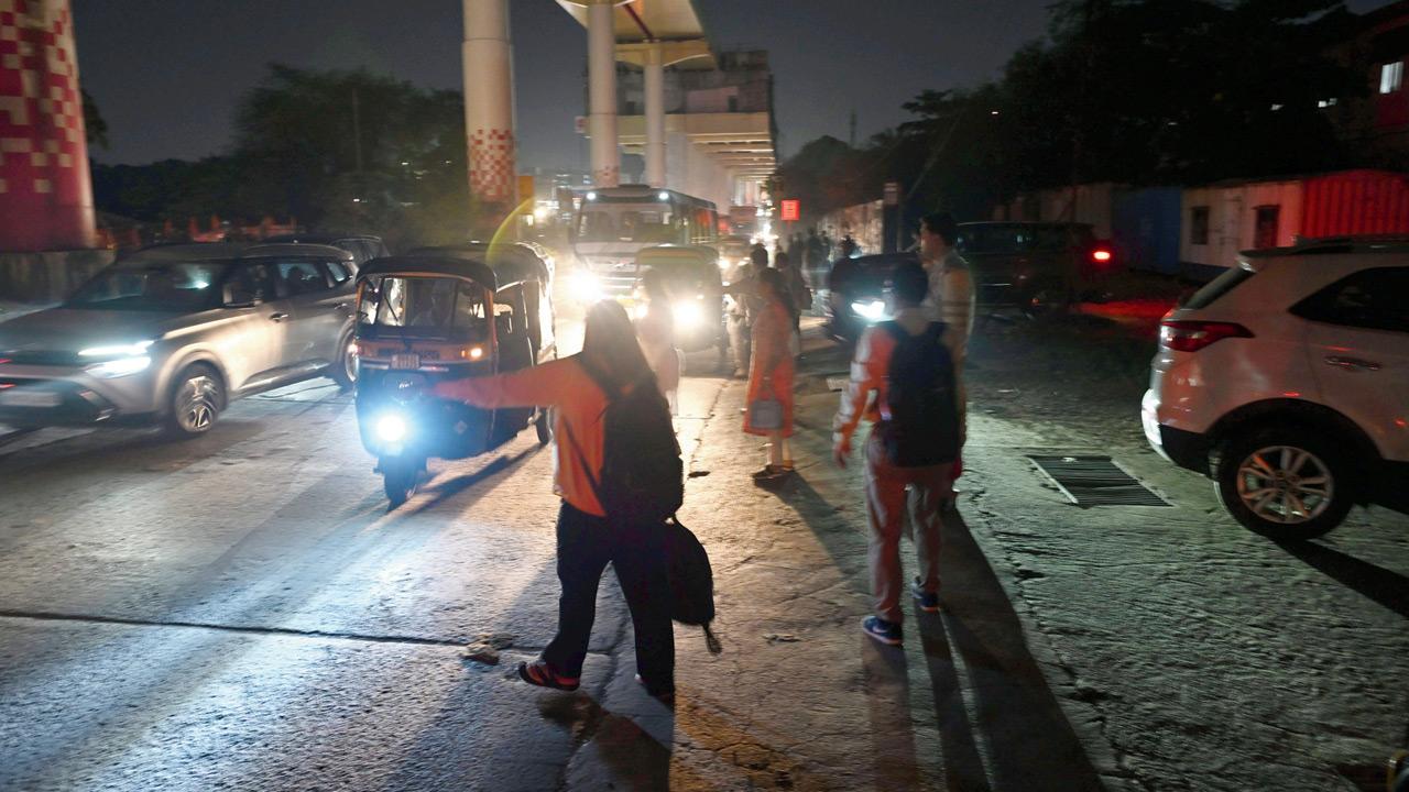 Mumbai Aqua Line Metro: MLA urges BMC, MMRDA to fix streetlights and footpath