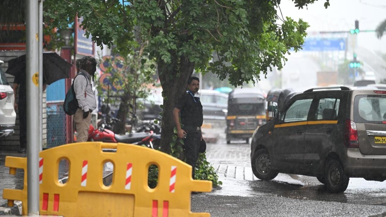 The maximum temperature is likely to hover around 32 degrees Celsius, while the minimum temperature may drop to about 25 degrees Celsius, keeping conditions relatively pleasant