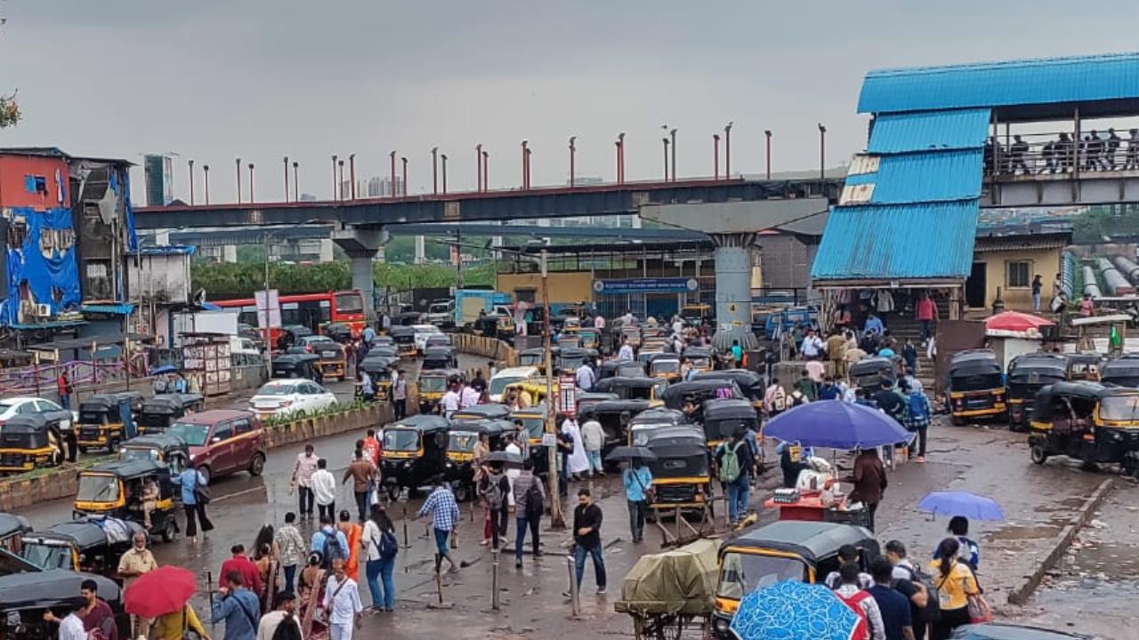 While many other parts received rain, it was no different for the business district of Mumbai, as many people were welcomed with rain in Bandra earlier today