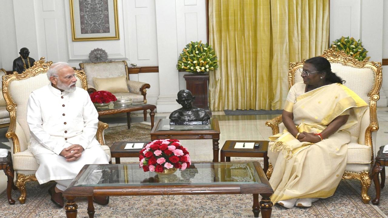 PM Modi meets President Murmu at Rashtrapati Bhavan, extends Diwali greetings