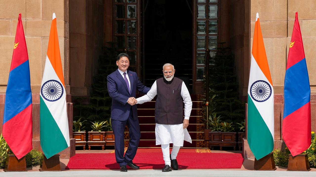 PM Modi meets Mongolian President Khurelsukh Ukhnaa in Delhi, plants sapling