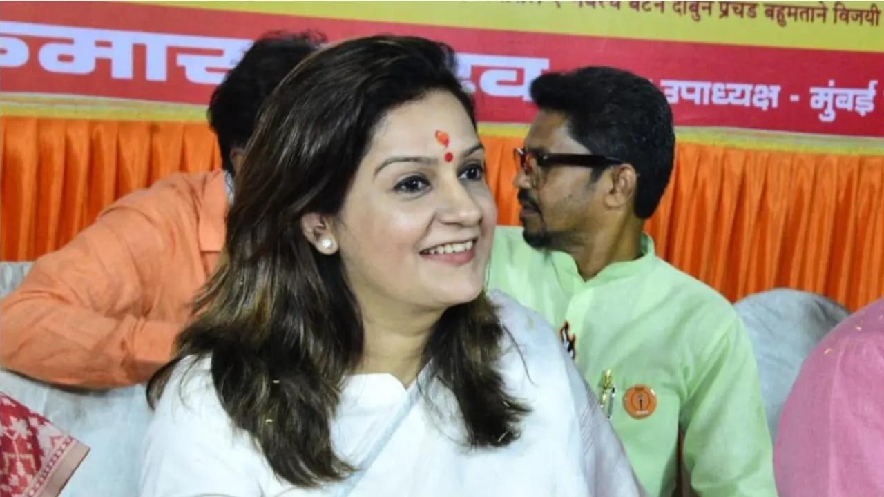 Priyanka Chaturvedi critica a Udit Raj por el ángulo de casta en la disputa por el desalojo de bungalows Priyanka Chaturvedi critica a Udit Raj por el ángulo de casta en la disputa por el desalojo de bungalows