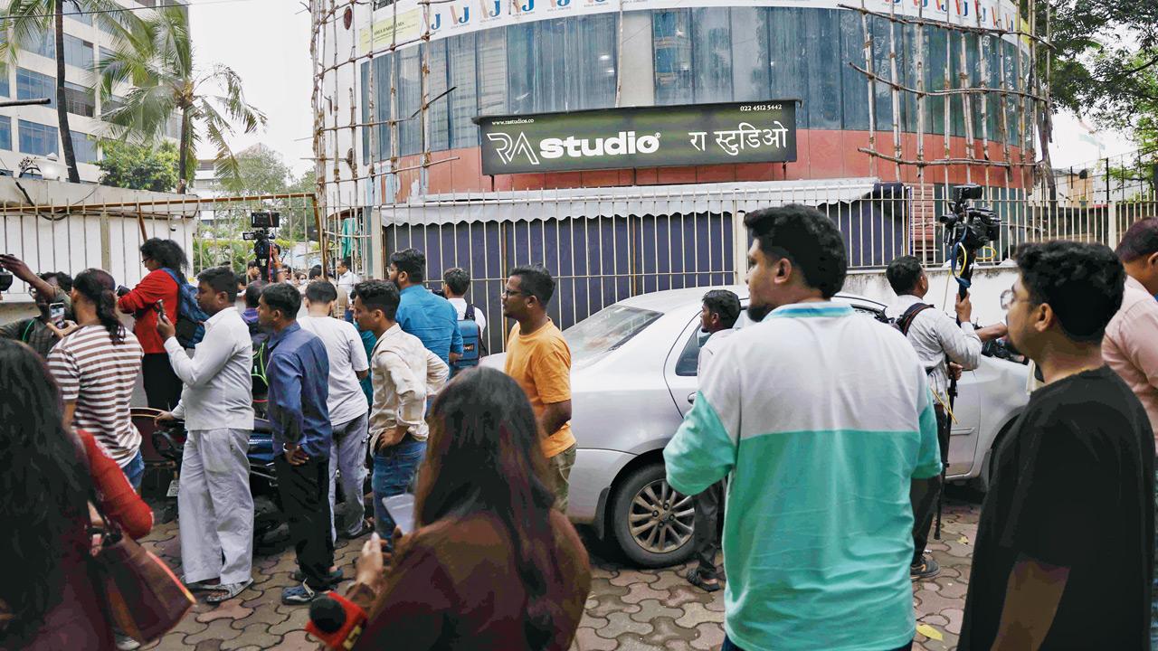 The crowd and the authorities outside the Powai building where the encounter took place. Pics/By Special Arrangement
