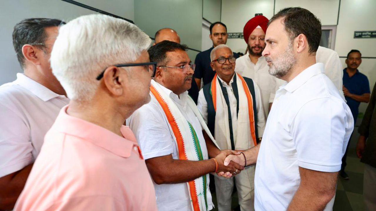 Before becoming the Congress chief, Kesri had served as the Bihar Pradesh Congress Committee President in 1973 and treasurer of the All India Congress Committee (AICC) in 1980. He remained as AICC treasurer for a decade