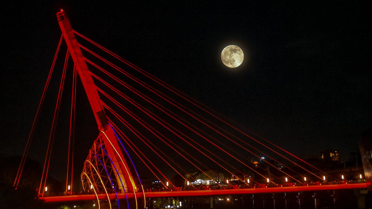In Maharashtra, Punekars saw the Supermoon on 'Sharad Purnima' amid different colour schemes
