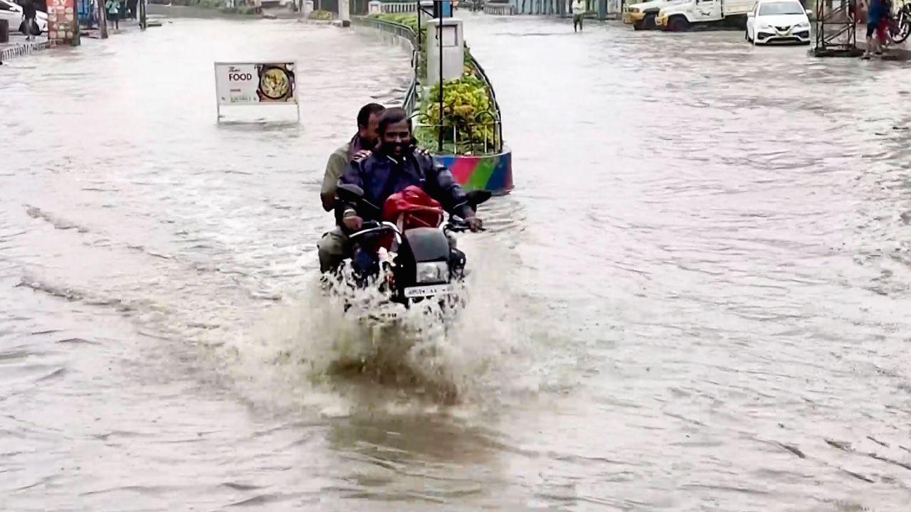 Heavy rains lash TN; Mettur Dam reaches full capacity, schools and colleges shut