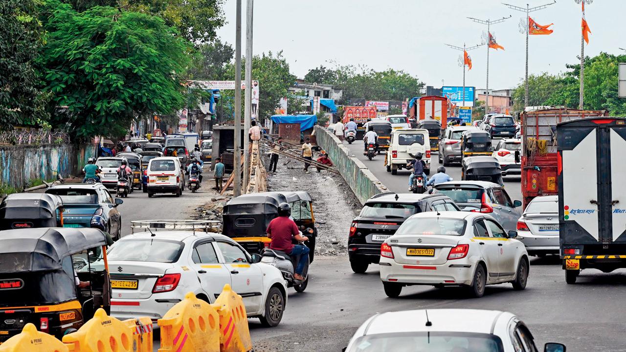 End of the SCLR ramp onto WEH towards Borivli; vehicles from the service road block the exit, while WEH widening work continues in the distance, making the service narrower. Pic/Satej Shinde