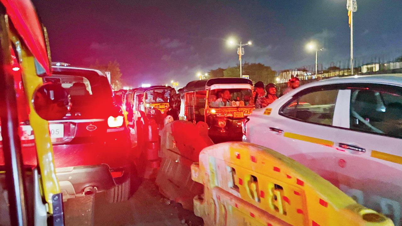 Traffic congestion on the service road during the peak hours on Thursday. pic/Madhulika Ram Kavattur