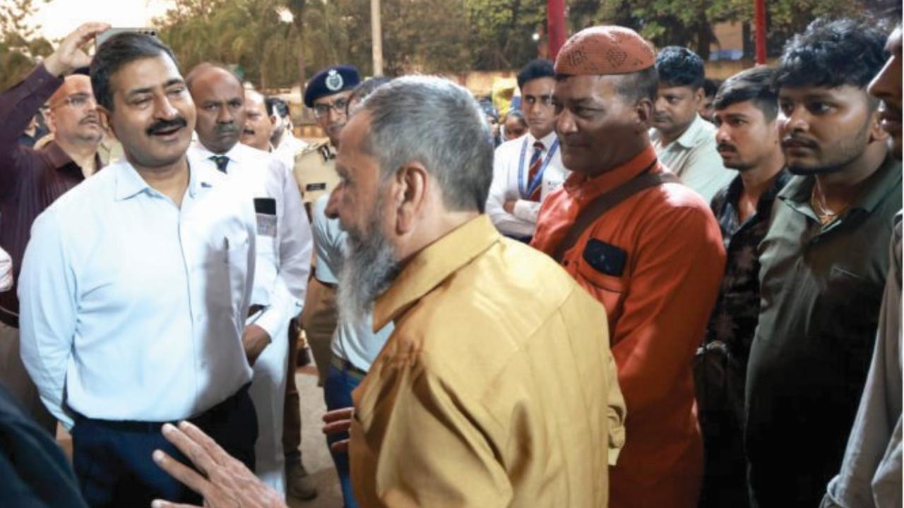 Diwali 2025: WR officials visit Bandra Terminus to review crowd control preps