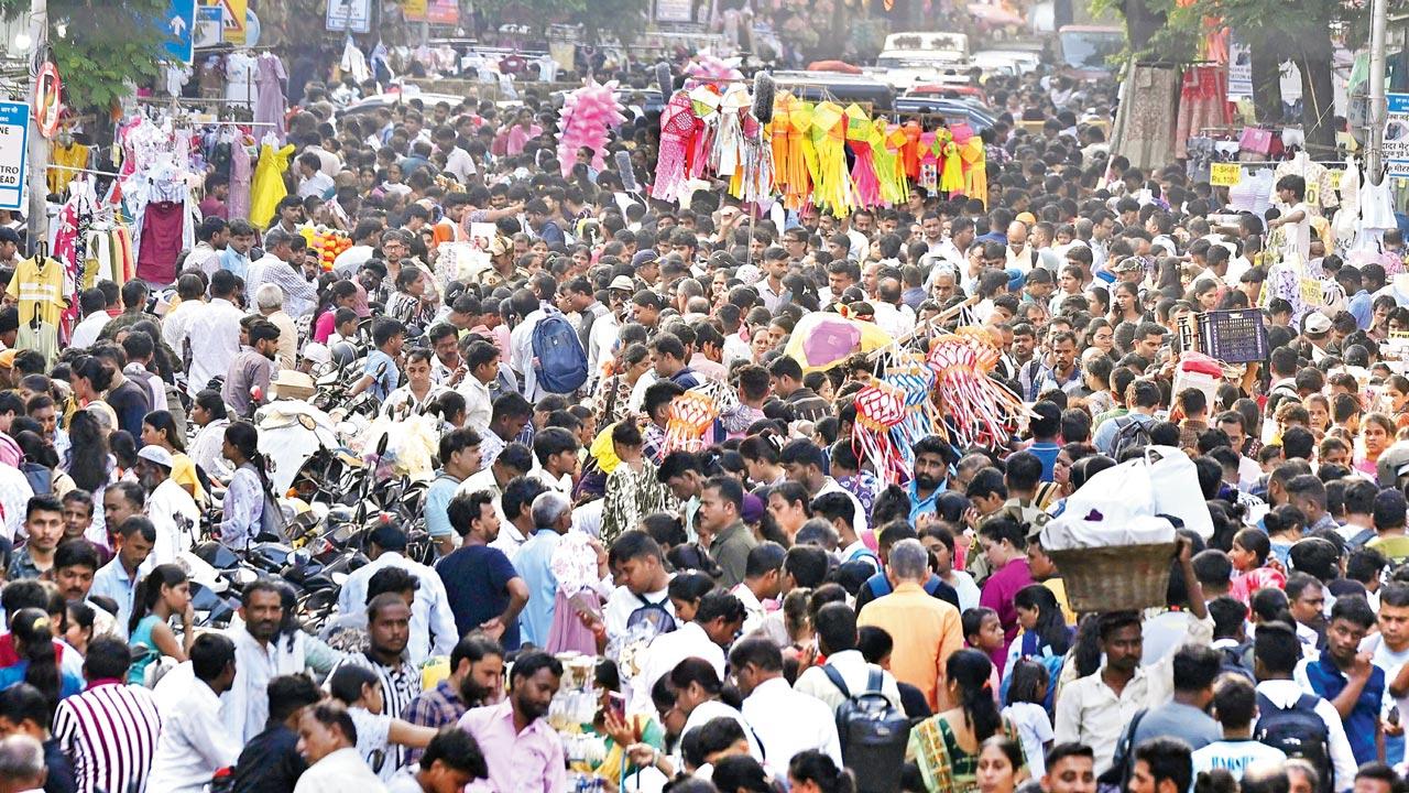 Mumbaikars flock to markets in Dadar and Kalbadevi for Dhanteras shopping