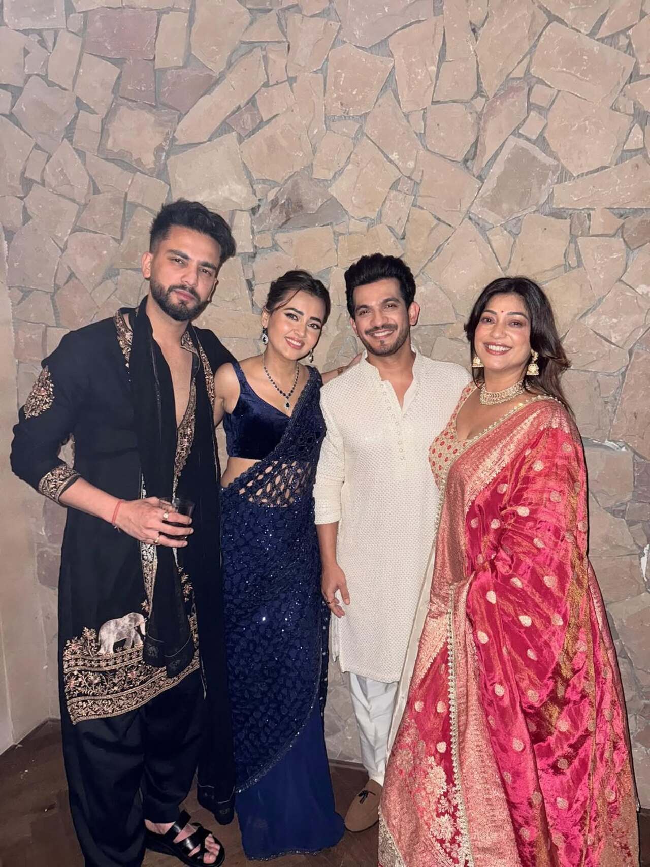 Elvish Yadav dazzles in a navy blue kurta for the party