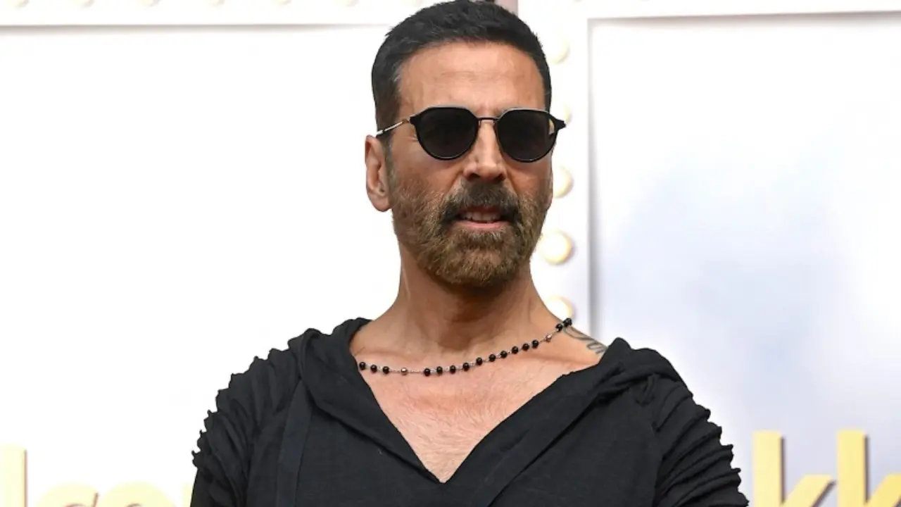 Akshay Kumar loses cool at fan while clicking selfie: `Haath niche`