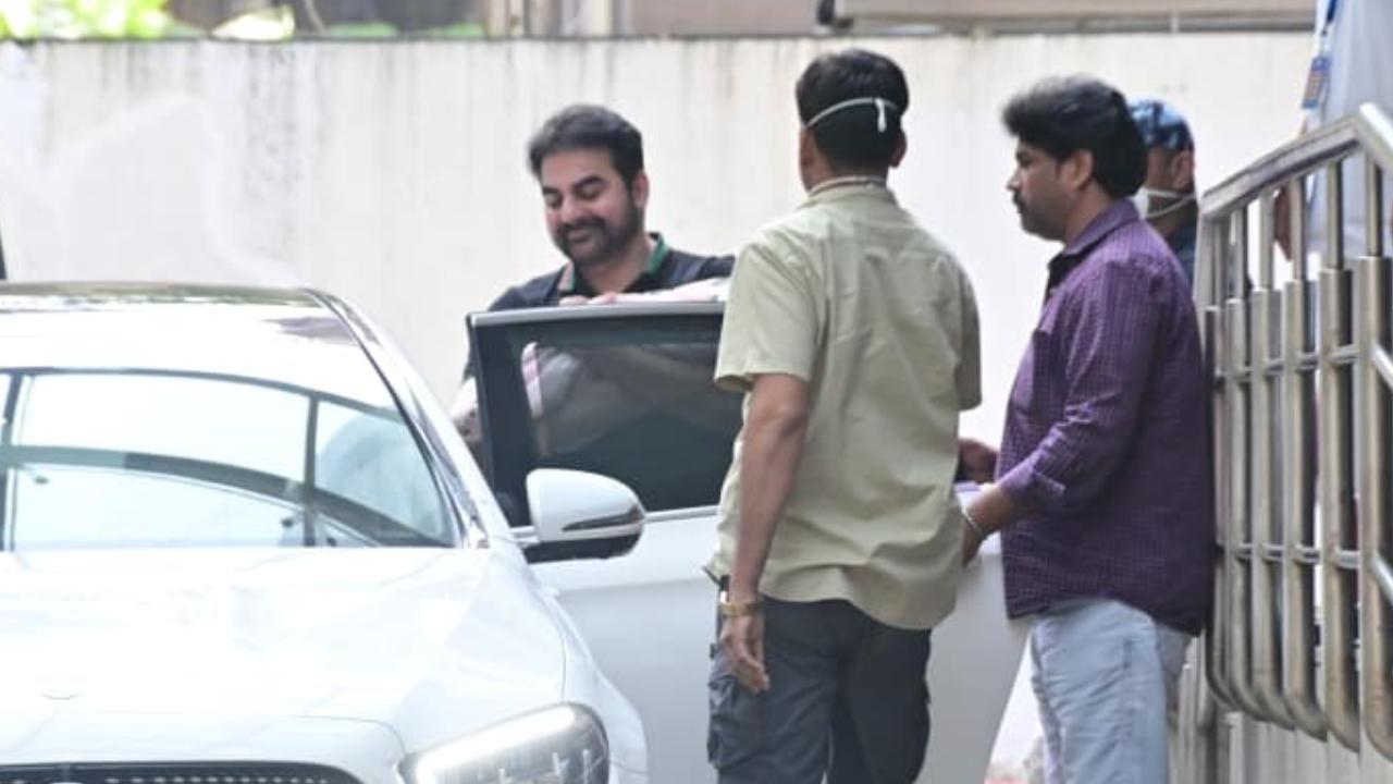 Arbaaz Khan and Sshura Khan arrive at Galaxy apartments with their newborn