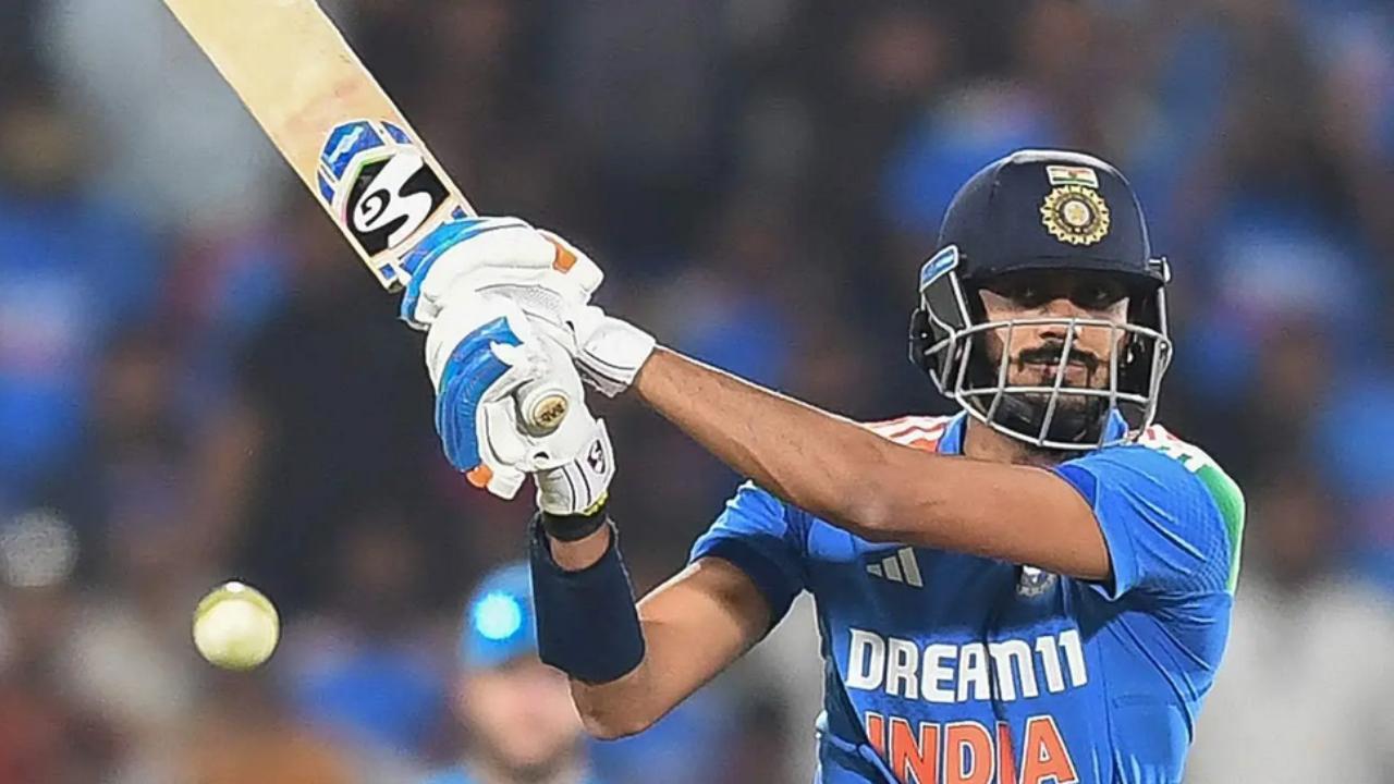 Later, all-rounder Axar Patel played a fighting knock of 44 runs. His knock ended in 41 balls, but saw him smash five boundaries (Pic: File Pic)