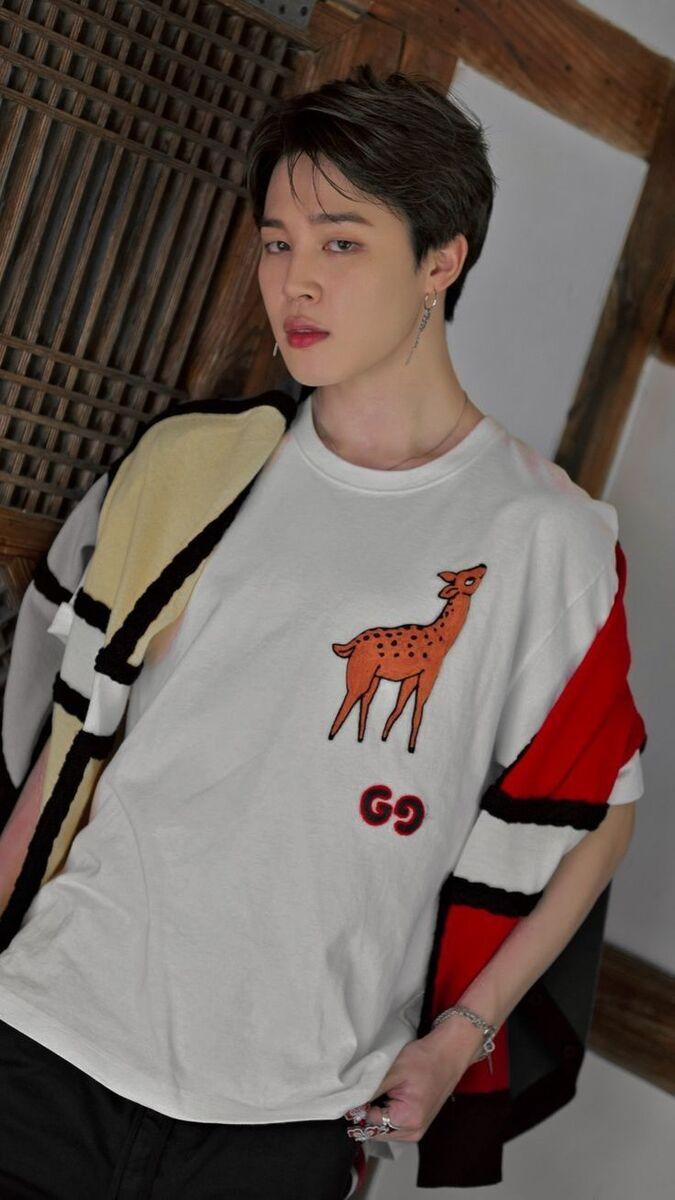 Jimin pairs this white tee with a colour-blocked scarf to add a pop of colour. 