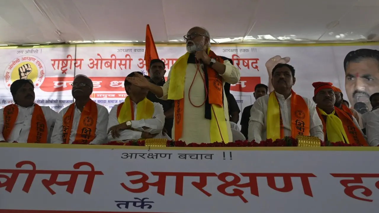The protest was against the Maharashtra government’s GR, which allows Maratha community members to get OBC certificates through Kunbi caste inclusion. Pics/Ashish Raje