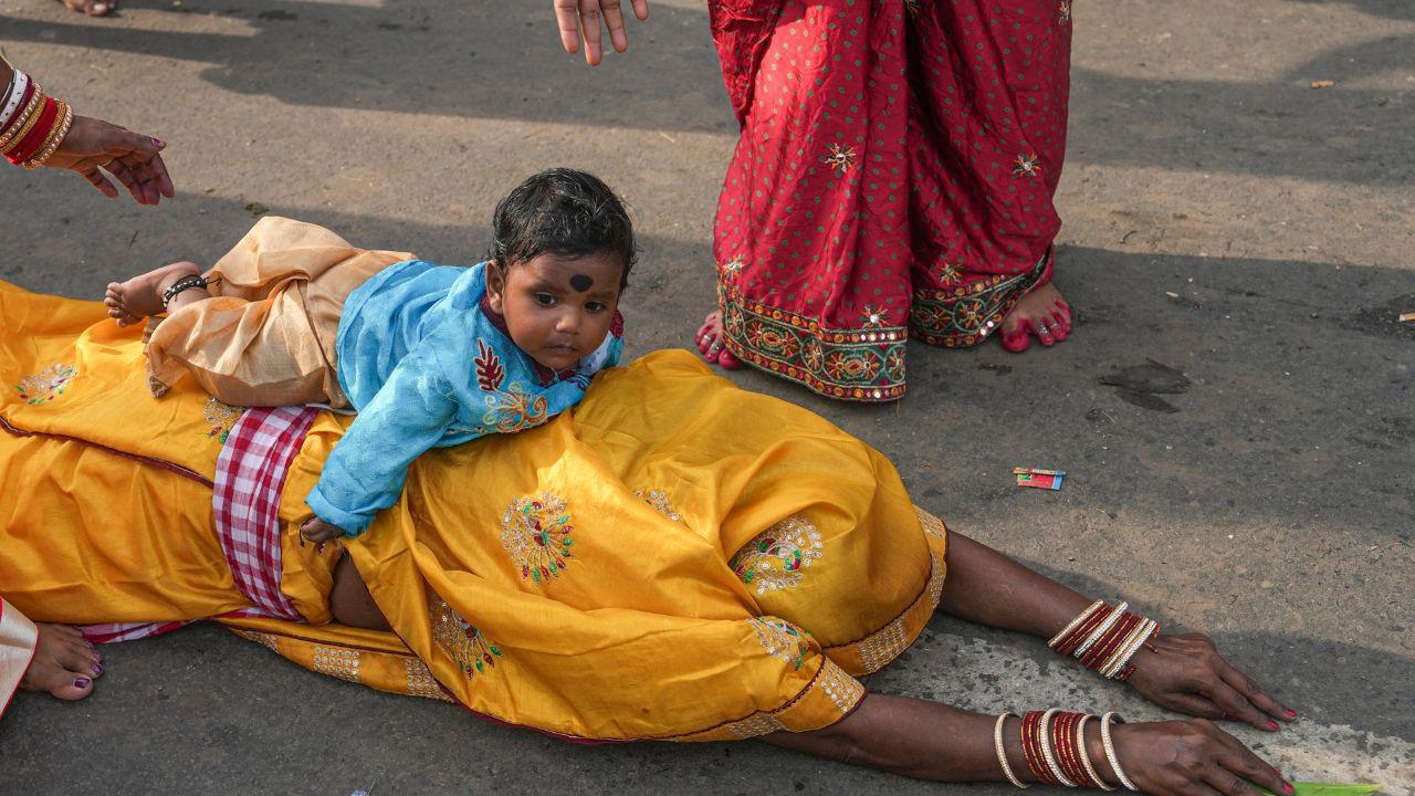 IN PHOTOS: Glimpses of Chhath Puja festivities in Kolkata