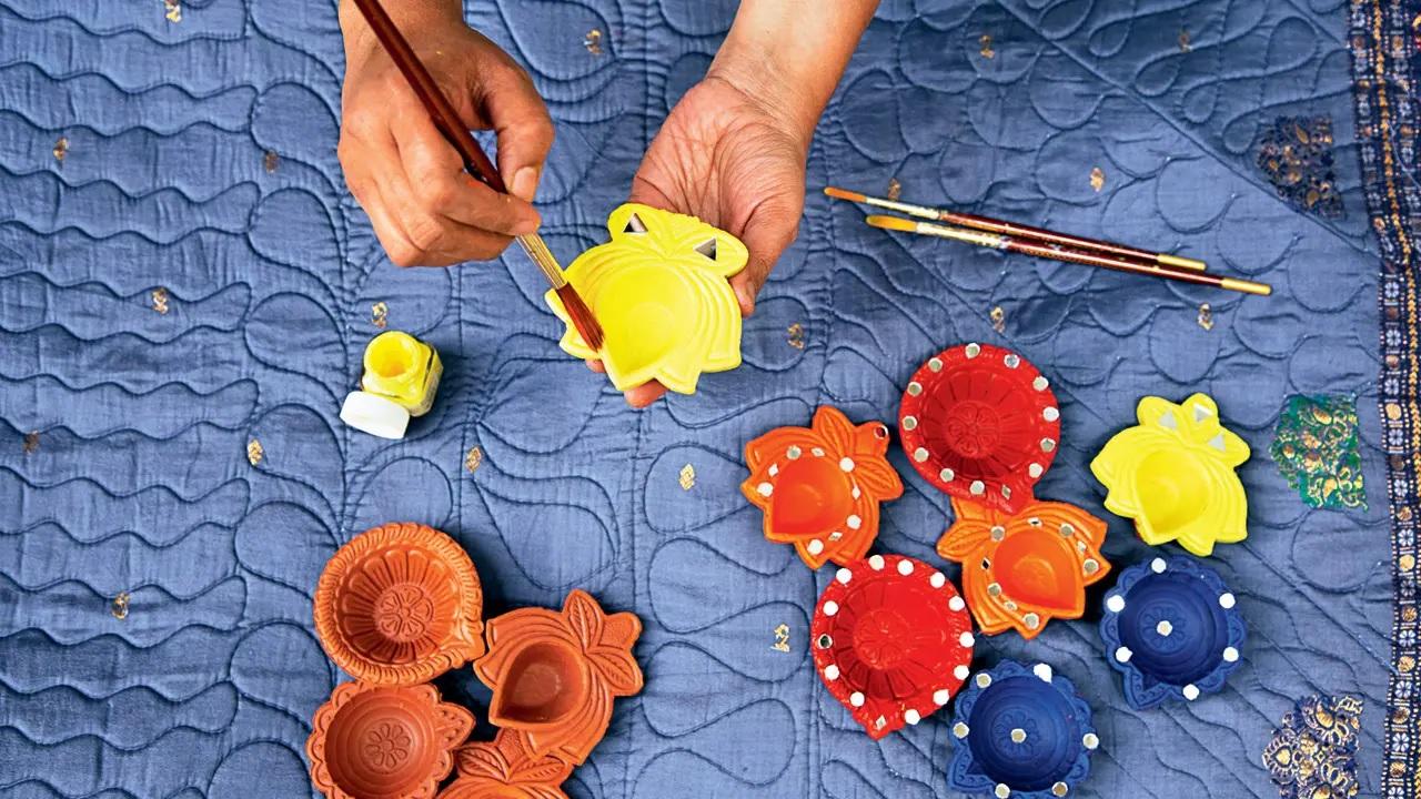 Paint over purchaseInstead of splurging exorbitant amounts on colourful, flashy diyas, take the time for a focused painting session by using simple art tools available at hand to paint earthen diyas as creatively as you like. 
Log on to @artsywishbypriyanka
